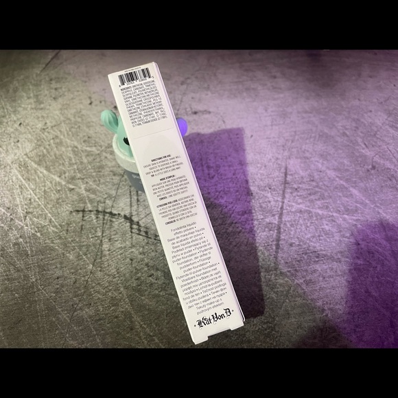 KVD True Portrait Medium Coverage Shake Foundation - Picture 4 of 6